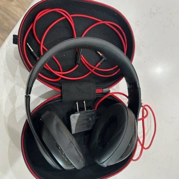 Beats Studio Wireless Over-Ear Headphone - Matte Black (Old Model) - Picture 3 of 4